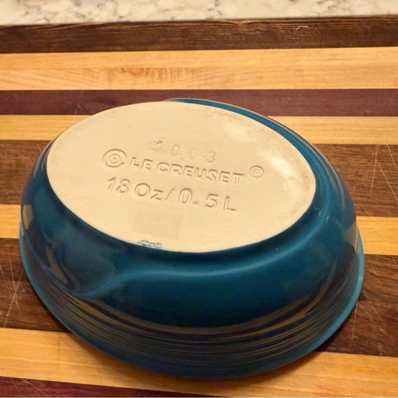 Le Creuset Small Oval Serving Bowl in Caribbean - DISCONTINUED COLOR!!! - Picture 4 of 7